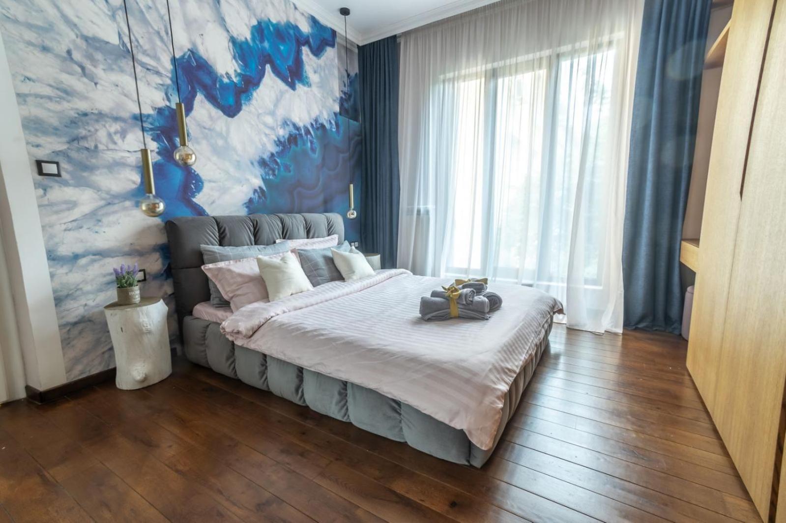 2 Designer Free Parking Spaces Apartment